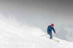 滑雪滑雪活泼的自由滑雪男人。时髦滑雪雪坡雪灰尘羽