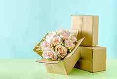 盛开的花束粉红色的玫瑰纸板盒子交付服务祝贺你情人节一天婚礼假期