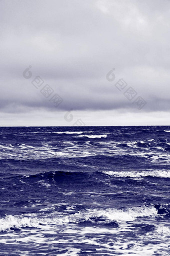 <strong>仙女</strong>健美的海海滩北海狂风暴雨的天气强大的波悲观的天空海泡沫<strong>仙女</strong>单色颜色海的地方写作复制空间时尚的颜色