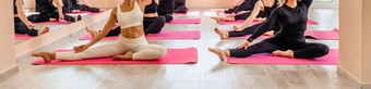 集团女运动员普拉提<strong>瑜伽</strong>粉红色的垫米色阁楼工作室室内团队<strong>合作</strong>好情绪健康的生活方式概念