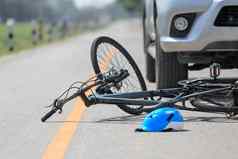 事故车崩溃自行车路
