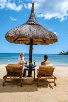 奢侈品旅行浪漫的海滩度假假期度蜜月夫妇热带假期豪华的酒店