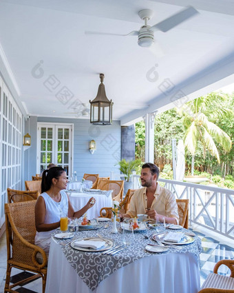 夫妇男人。女人中期年龄早餐阳台公寓奢侈品酒店公寓毛里求斯