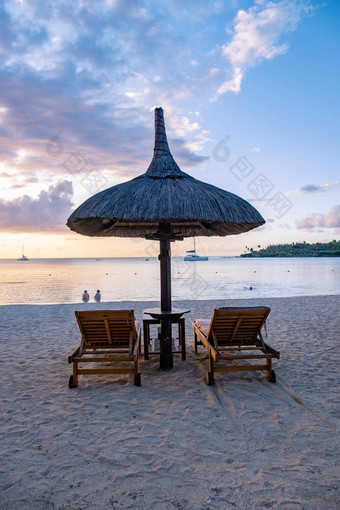 奢侈品旅行浪漫的海滩度假假期度蜜月夫妇热带假期豪华的酒店海滩椅子海滩