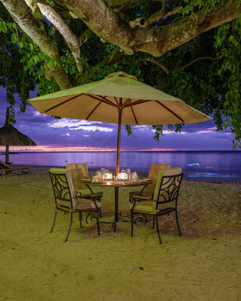 日落海滩毛里求斯奢侈品餐厅伞椅子海滩晚餐