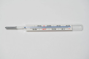 汞玻璃温度计白色表面Copyspace前底发热温度计模拟形式测量高温度由于疾病流感冠状病毒