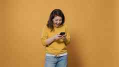 肖像休闲女人持有智能手机发短信有趣的在线谈话社会媒体