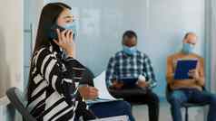 亚洲女人会说话的电话调用等待加入工作面试