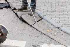 路服务工人撬棍汽油刀打破沥青取代