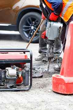 团队路工人修复部分路电手提钻汽油发电机铲