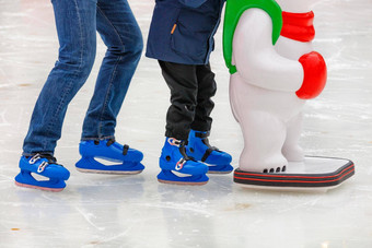 冬天一天滑冰溜冰场小孩子学习滑冰体育生活方式休闲概念