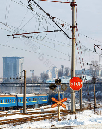 红色的停止标志铁路穿越入口城市背景冬天季节