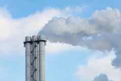 排放烟蒸汽工业烟囱清晰的天空