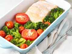 鱼大马哈鱼烤烤箱蔬菜西兰花健康的饮食食物白色大理石背景前视图特写镜头
