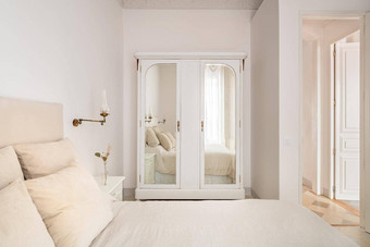 卧室室内大舒适的床上古董衣柜镜子复古的经典风格