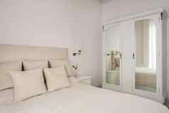 卧室室内大舒适的床上古董衣柜镜子复古的经典风格