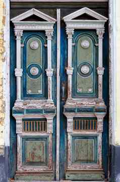 饱经风霜的木入口门雕刻元素对称的模式入口房子