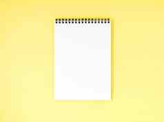 空白记事本白色页面黄色的桌子上颜色背景前视图空空间文本