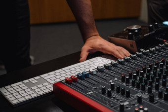 生产商的手键盘工作室音乐家安排混合音乐首页工作室音乐生产设备