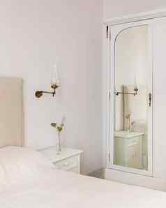 部分卧室室内舒适的床上古董衣柜镜子复古的经典风格