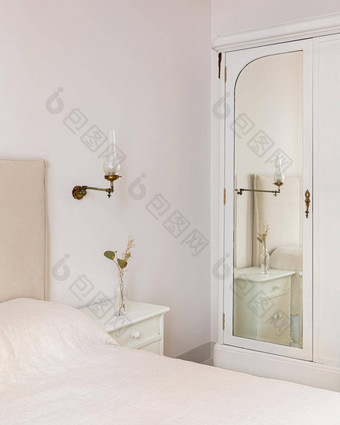 部分卧室室内舒适的床上古董衣柜镜子复古的经典风格