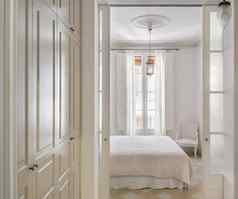 视图明亮的卧室室内结合衣柜区装饰古董风格