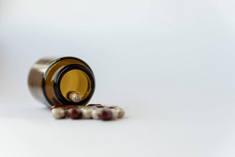 医学药片药物白色背景特写镜头棕色（的）玻璃桶胶囊内部白色背景药片泄漏倒Jar白色表面