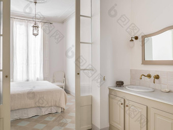 明亮的浴室室内视图卧室装饰古董风格