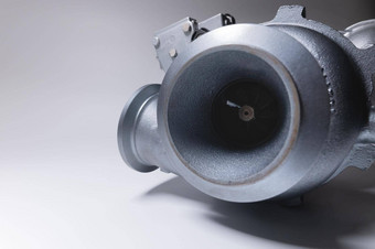 涡轮增压器铝冷部分灰色的对比背景车引擎涡轮增压器备用部分