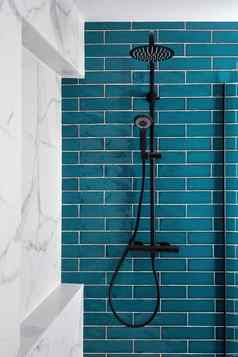 黑暗海蓝宝石白色颜色浴室现代平铺的淋浴雨头手举行淋浴