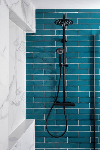 黑暗海蓝宝石白色颜色浴室现代平铺的淋浴雨头手举行淋浴
