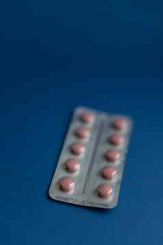 医学药片多色的药物经典蓝色的背景特写镜头板粉红色的药片蓝色的背景多色的药片泄漏倒Jar蓝色的表面