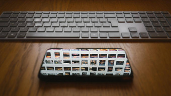 编辑照片晚上工作表格灰色的模糊键盘移动电话反射屏幕画廊照片