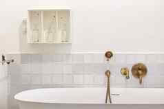复古的风格浴室装饰白色浴缸古董水龙头淋浴头青铜颜色