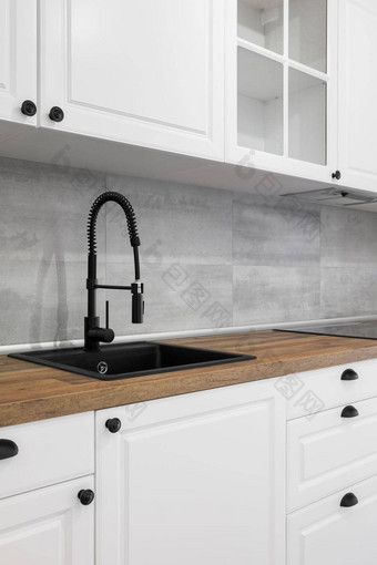 简单的优雅的厨房木工作台面白色橱柜抽屉黑色的水槽