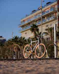 自行车橙色轮子parcked海滩阳光明媚的一天