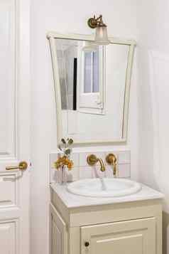 浴室装饰米色颜色小水槽青铜水龙头古董镜子室内复古的经典风格