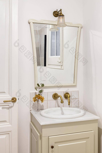 浴室装饰米色颜色小水槽青铜水龙头古董镜子<strong>室内复古</strong>的经典风格