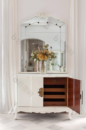 古董镜子<strong>花花</strong>束木橱柜恢复家具打开通过抽屉经典明亮的室内白色墙窗帘