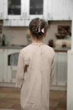 黑暗金发碧眼的女孩米色衣服色彩斑斓的围巾挂起肩膀厨房