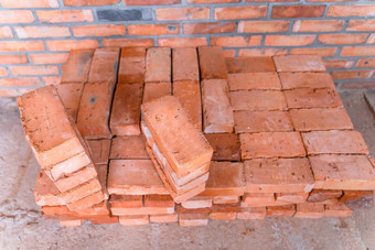 红色的陶瓷砖堆放关闭建设网站<strong>建筑材料</strong>