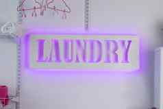 发光的霓虹灯洗衣标志白色背景照亮招牌自助服务洗衣