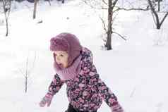 冬天家庭童年概念真实的学前教育小婴儿女孩粉红色的温暖的衣服走雪冷淡的冷天气一天公园快乐漂亮的可爱的孩子有趣的快乐运行在户外
