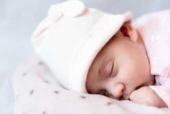 童年护理母亲健康概念关闭和平平静新生儿婴儿女孩粉红色的他睡觉休息深La2铺设肚子软温暖的毯子pilow巢关闭眼睛