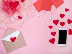 礼物红色的礼物盒子弓聪明的电话信封卡红色的心粉红色的背景