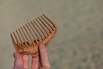 手工制作的木梳子头按摩头发梳理头发护理概念