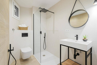 室内现代风格浴室明亮的颜色翻新公寓淋浴区水槽黑色的水龙头轮镜子框架