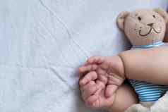 童年护理母亲健康概念关闭和平平静婴儿蹒跚学步的婴儿女孩睡眠休息深La2铺设拥抱泰迪熊玩具软温暖的毯子关闭眼睛大床上