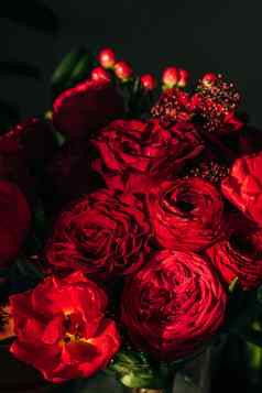 明亮的红色的花花束