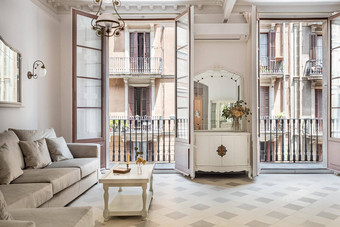 前面视图古董风格生活房间沙发瓷砖地板上复古的灯阳台翻新公寓巴塞罗那城市